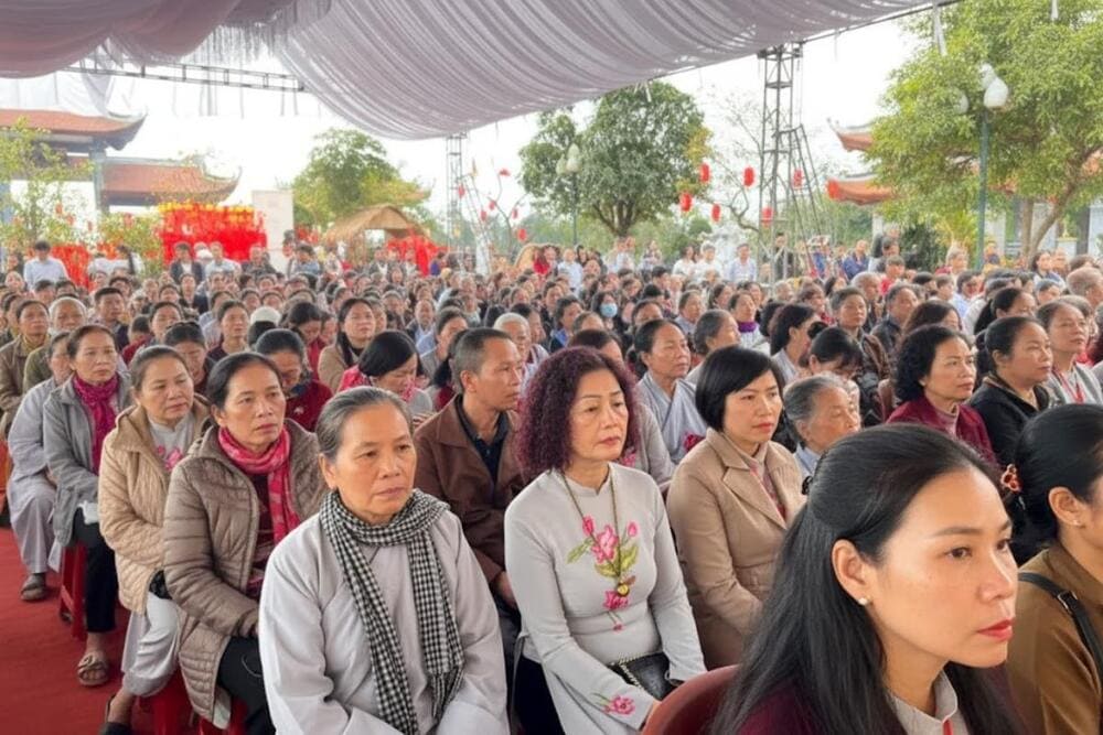 Bạn n&ecirc;n lễ khu vực ch&iacute;nh điện trước .